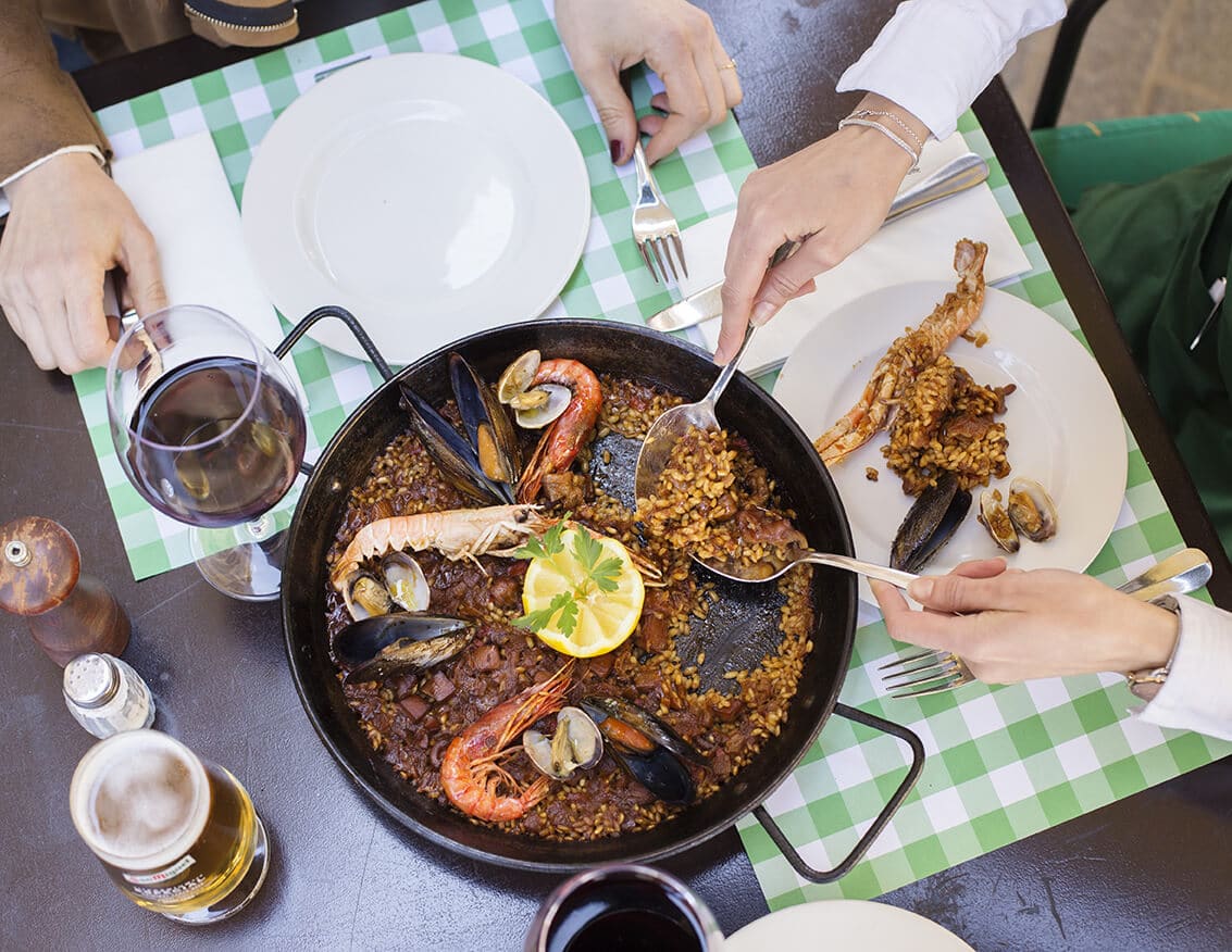 Una taula real de Casa Delfín amb un arròs per compartir